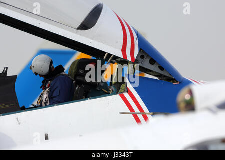 KUBINKA, Moscow Region, Russia - 21 Aprile 2017: Pilota di Sukhoi Su-30SM 32 blu russo cavalieri acrobazia team russo di Air Force durante la vittoria D Foto Stock