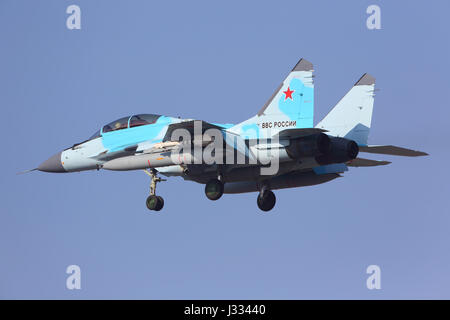 ZHUKOVSKY, Moscow Region, Russia - 15 Marzo 2017: Mikoyan Gurevich MiG-35 702 blu del russo Air Force in atterraggio a Zhukovsky - Ramenskoe aeroporto. Foto Stock
