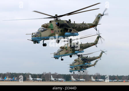 KUBINKA, Moscow Region, Russia - 10 Aprile 2017: Mil Mi-35M RF-13027 elicotteri da attacco di russo Air Force durante la Giornata della Vittoria sfilata prove in Ku Foto Stock