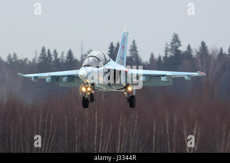 KUBINKA, Moscow Region, Russia - 10 Aprile 2017: Yakovlev Yak-130 RF-81684 velivolo formazione dell'esercito dell'aria russa durante la Giornata della Vittoria sfilata di prove Foto Stock