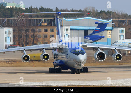 ZHUKOVSKY, Moscow Region, Russia - 15 Marzo 2017: Ilyushin IL-76LL 76529 banco di prova di volo con il nuovo PD-14 motore in atterraggio a Zhukovsky - Ramenskoe airpor Foto Stock