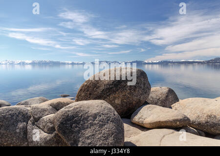 Viste delle rocce lisce sulle rive del lago di Tahoe. Foto Stock