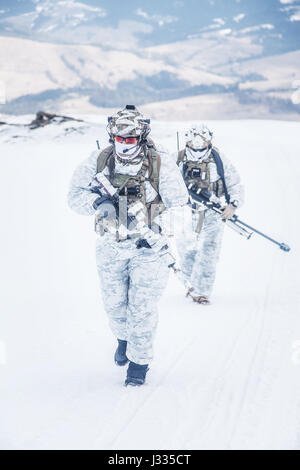 In inverno le montagne artiche warfare Foto Stock