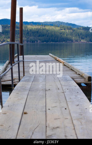 Di legno lunghi, floating dock sul bellissimo lago di Coeur d'Alene. Foto Stock