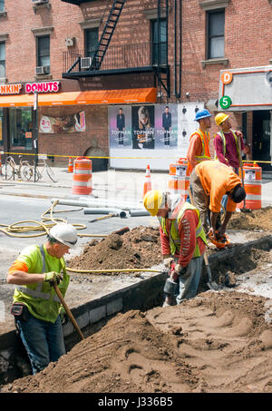 Un gruppo di lavoratori edili riparare le infrastrutture della metropolitana su una strada di Soho a New York City Foto Stock