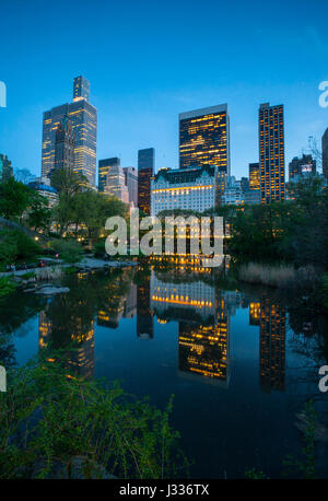 Vista di Manhattan dal Central Park di notte, New York Foto Stock