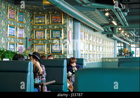 Persone mangiare in Lucky Pierrot burger ristorante di fronte al Red Brick Warehouse in Hakodate Bay in Hakodate, Hokkaido, Giappone Foto Stock