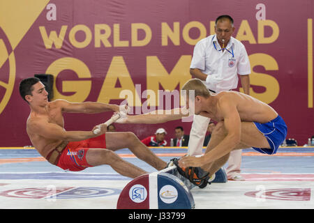Lottatori ai World Nomad Games di Cholpon ATA, Kirghizistan Foto Stock