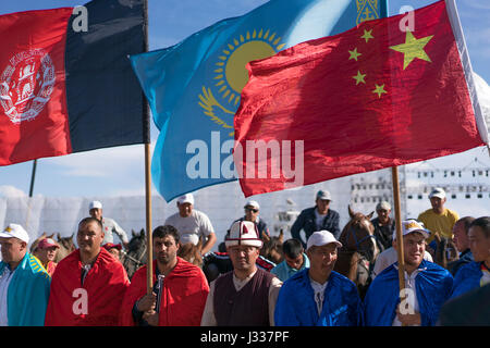 Posa del Kirghizistan per ritratti in tradizionali abiti regionali ad una celebrazione culturale al mondo giochi nomade 2016 in Kyrchyn Gorge. Foto Stock