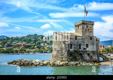 Italiano città vecchia Rapallo vista castello in estate Foto Stock