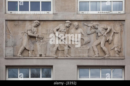 Incidente nel macello. Sollievo da scultore ungherese Bela Markup (1930) sull'ala nord del palazzo Art Deco di Budapest - i lavoratori del fondo di assicurazione in Budapest, Ungheria. L'edificio, ora utilizzato come sede dell'Assicurazione Sociale Nazionale Centro (OTI), è stato progettato da architetti ungheresi Komor Marcell e Jakab Dezso e costruito nel 1913. L'ala nord è stato aggiunto dall'architetto Aladar Sos nel 1930-1931. Foto Stock