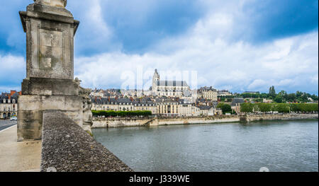 Francia, Center-Val de Loire, la vista del fiume Loira a Blois dal Pont Jacques Gabriel Foto Stock