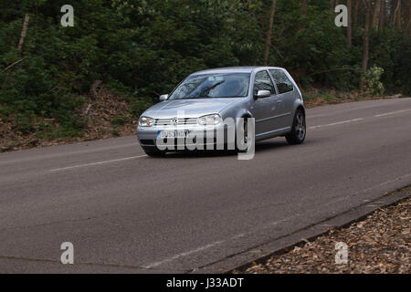 La quarta generazione della Volkswagen Golf GTI costruito nel 2003 che viene testato a Longcross circuito di test, Chobham Race Track, Surrey, England, Regno Unito Foto Stock