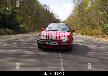 Volkswagen Golf GTI Mk3 costruito negli anni novanta essendo azionati a Longcross circuito di test, Chobham Race Track, Surrey, England, Regno Unito Foto Stock