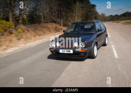 Volkswagen Golf GTI Mk2 costruito nel 1991 essendo azionati a Longcross circuito di test, Chobham Race Track, Surrey, Inghilterra. Foto Stock