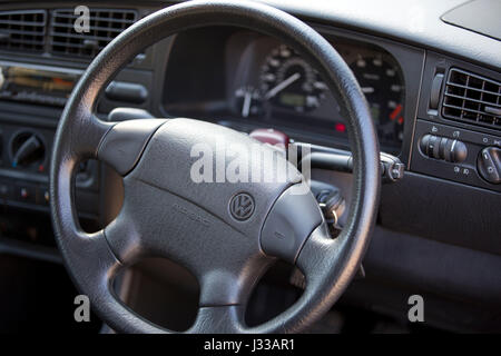 Volkswagen Golf GTI Mk3 costruito negli anni novanta essendo azionati a Longcross circuito di test, Chobham Race Track, Surrey, England, Regno Unito Foto Stock