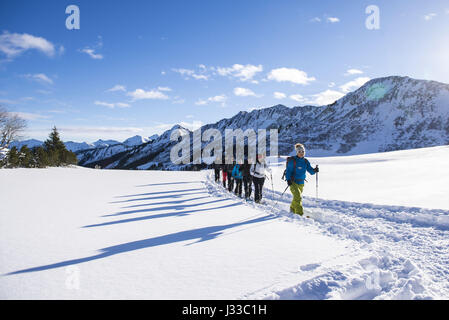 Gruppo di escursionisti con le racchette da neve, Schwarzwasser della Valle di Sole, Vorarlberg, Austria Foto Stock