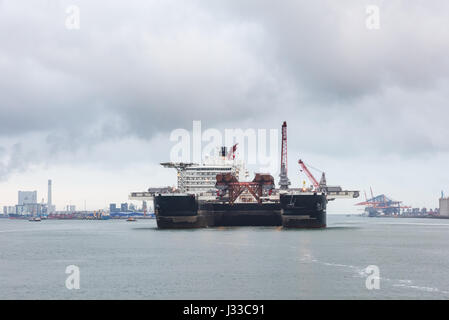 MAASVLAKTE, Paesi Bassi - 6 agosto 2016: la nave più grande del mondo, lo spirito pionieristico lascia il porto di Rotterdam. Foto Stock