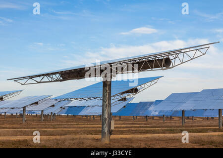 Un campo di pannelli solari fotovoltaici offrire fonti alternative di energia verde Foto Stock