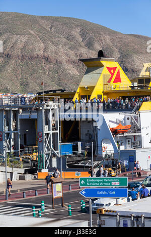 Di Los Cristianos, Tenerife, Canarie, Spagna - circa gen, 2016: Trasporto camion auto da Fred Olsen Express ferry boat. I collegamenti marittimi si connette la se Foto Stock