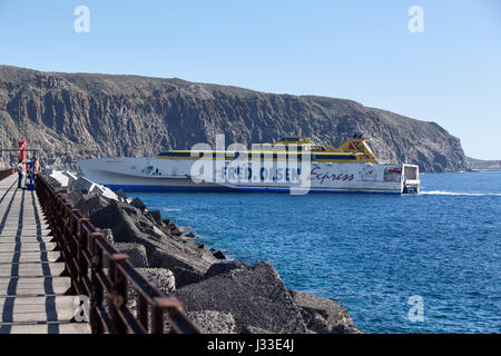 Di Los Cristianos, Tenerife, Canarie, Spagna - circa gen, 2016: Il Fred Olsen Express ferry boat entra marina. I collegamenti marittimi si connette le sette isole Foto Stock