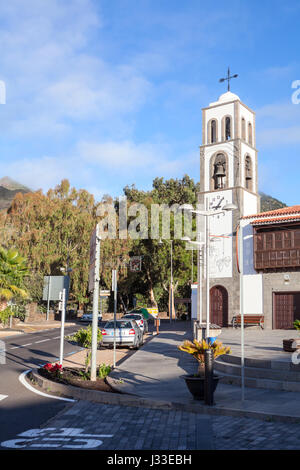 SANTIAGO DEL TEIDE TENERIFE, Spagna - circa gen, 2016: la costruzione della chiesa è nella piazza centrale della città. Santiago del Teide è una città wester Foto Stock
