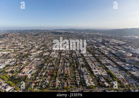 Vista aerea di Glendale con Los Angeles California in background. Foto Stock