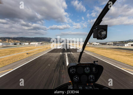 Burbank, in California, Stati Uniti d'America - 12 Aprile 2017: pista di aeroporto vista con le nuvole del pomeriggio nella California Meridionale. Foto Stock