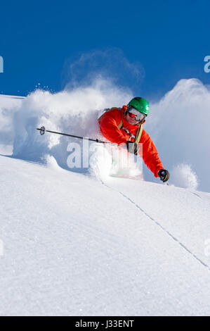 Primo piano di uno sciatore in polvere waistdeep passando davanti alla telecamera, Hochfuegen, Zillertal, Austria Foto Stock