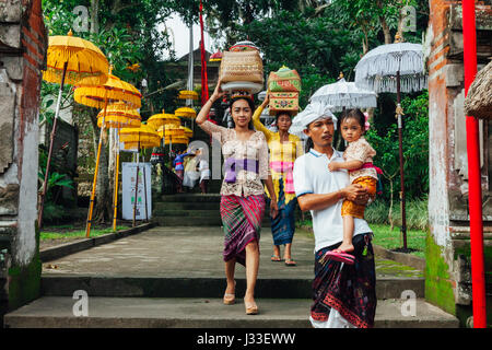 UBUD, Indonesia - 2 Marzo: famiglia cammina giù per le scale durante la celebrazione prima Nyepi (Giorno Balinese di silenzio) il 2 marzo 2016 in Ubud, Indone Foto Stock