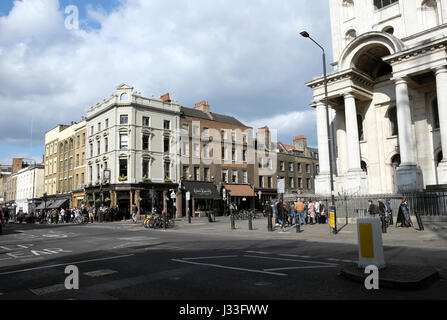 Vista di edifici su un angolo della strada commerciale e Fournier Street in Spitalfields East End di Londra E1 UK KATHY DEWITT Foto Stock