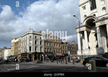 Vista di edifici su un angolo della strada commerciale e Fournier Street in Spitalfields East End di Londra E1 UK KATHY DEWITT Foto Stock