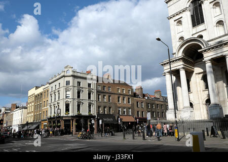 Vista di edifici su un angolo della strada commerciale e Fournier Street in Spitalfields East End di Londra E1 UK KATHY DEWITT Foto Stock