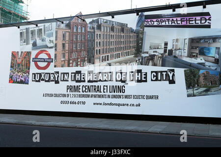 Inserzione immobiliare palizzata pubblicità vivente di lusso appartamenti vicino al Spitalfields Tower Hamlets area dell'East End di Londra UK KATHY DEWITT Foto Stock