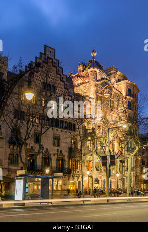 Vista notturna di Casa Batllo e Casa Amatller, Barcellona, in Catalogna, Spagna Foto Stock