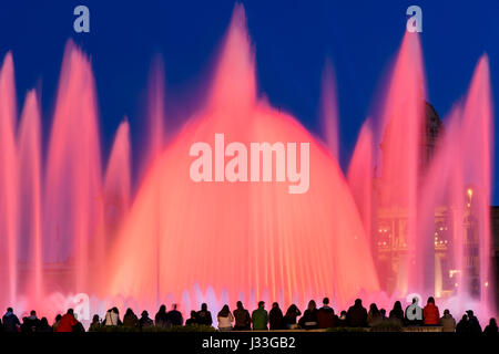 Luce notturna spettacolo presso la Fontana Magica o Font Magica, Barcellona, in Catalogna, Spagna Foto Stock