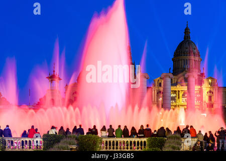 Luce notturna spettacolo presso la Fontana Magica o Font Magica, Barcellona, in Catalogna, Spagna Foto Stock