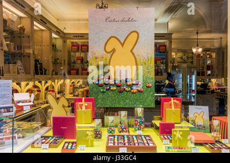 Cioccolato e praline sul display a Neuhaus, uno dei più noti negozi di cioccolato a Bruxelles, in Belgio Foto Stock