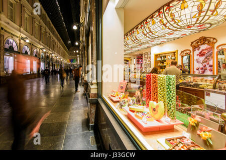 Vista notturna di Galeries St-Hubert, Bruxelles, Belgio Foto Stock