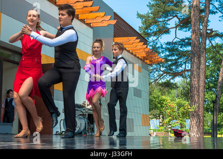 Jozefow, Polonia - 30 Maggio 2015: coppie di giovani durante uno spettacolo di danza Foto Stock