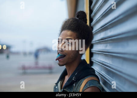 Giovane uomo fuori il suo blue tongue Foto Stock