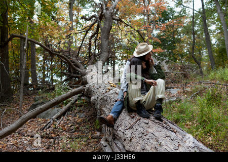 Coppia giovane appendere fuori della foresta Foto Stock