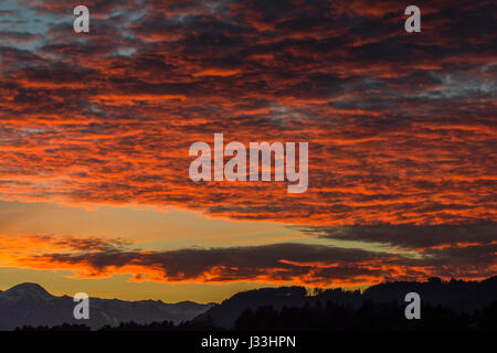 Rosso cielo nuvoloso, tramonto sulla valle dell'Inn, Vomp, Tirolo, Austria Foto Stock
