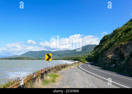 La Captain Cook Highway è la panoramica strada costiera tra Cairns e Port Douglas, estremo Nord Queensland, FNQ, QLD, Australia Foto Stock