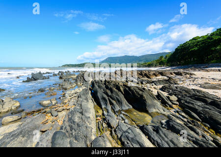 Scenic robusto litorale roccioso tra Cairns e Port Douglas, estremo Nord Queensland, FNQ, QLD, Australia Foto Stock