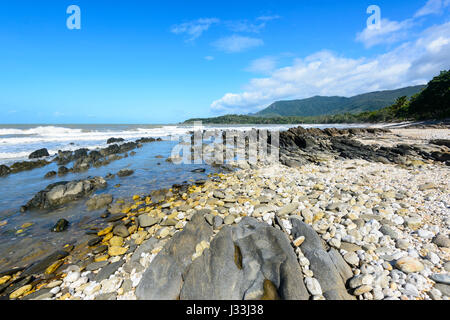 Scenic robusto litorale roccioso tra Cairns e Port Douglas, estremo Nord Queensland, FNQ, QLD, Australia Foto Stock