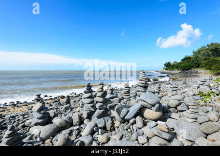 Gatz rocce di bilanciamento a Wangetti, Cairns Northern Beaches, estremo Nord Queensland, FNQ, QLD, Australia Foto Stock