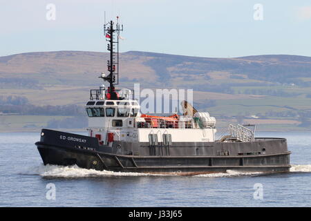 Oronsay SD, un Oban-class admiralty flotta gara/equipaggio vaso di alimentazione, passa l'India orientale porto in Greenock durante l'esercizio comune della Warrior 17-1 Foto Stock