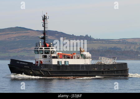 Oronsay SD, un Oban-class admiralty flotta gara/equipaggio vaso di alimentazione, passa l'India orientale porto in Greenock durante l'esercizio comune della Warrior 17-1 Foto Stock