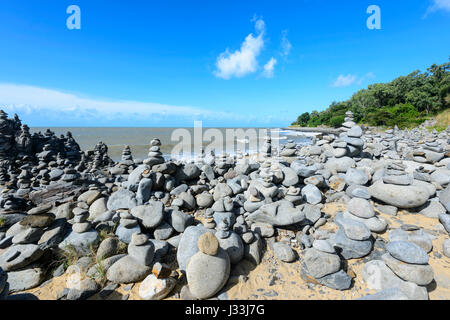 Gatz rocce di bilanciamento a Wangetti, Cairns Northern Beaches, estremo Nord Queensland, FNQ, QLD, Australia Foto Stock